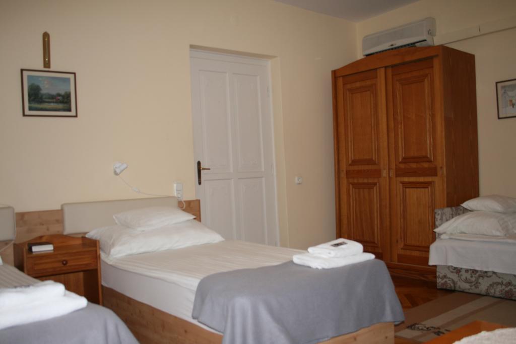 Szent Gyoergy Fogado Hotell Pécs Rum bild