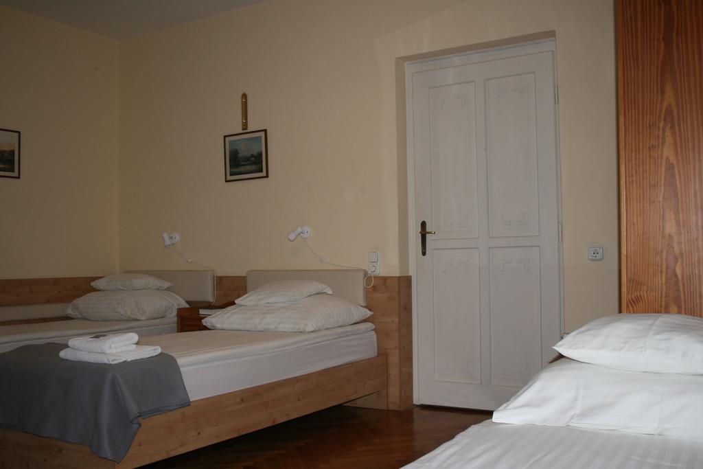 Szent Gyoergy Fogado Hotell Pécs Rum bild